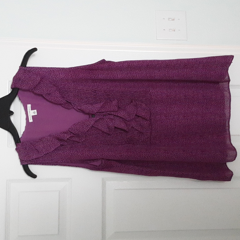 Banana Republic ruffle sleeveless blouse in two-toned plum. Size XL